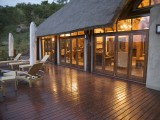 Esiweni main lodge at night